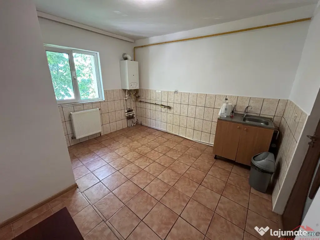 Apartament cu 3 camere de , zona Piata Moldovei