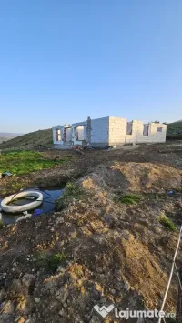 închiriez camera la  curte  parter 