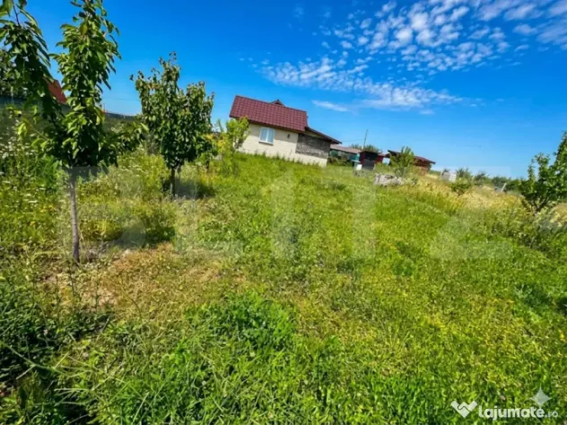 Teren intravilan de 425 mp, cu o cabană construită cu acte