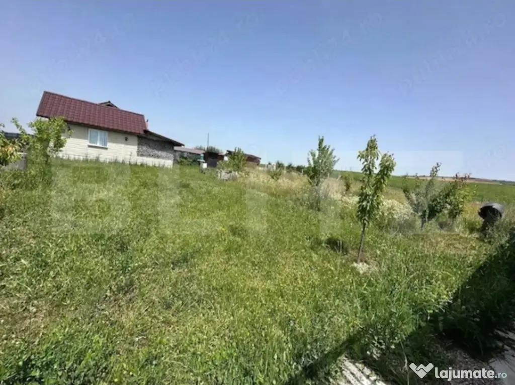 Teren intravilan de 425 mp, cu o cabană construită cu acte