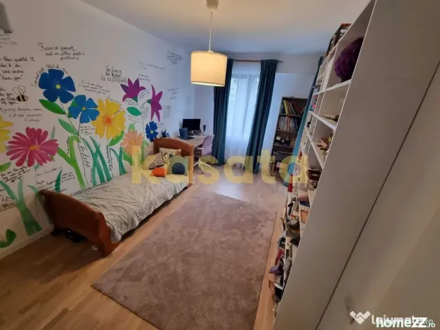 Apartament spațios cu 4 camere de închiriat în zona Av...