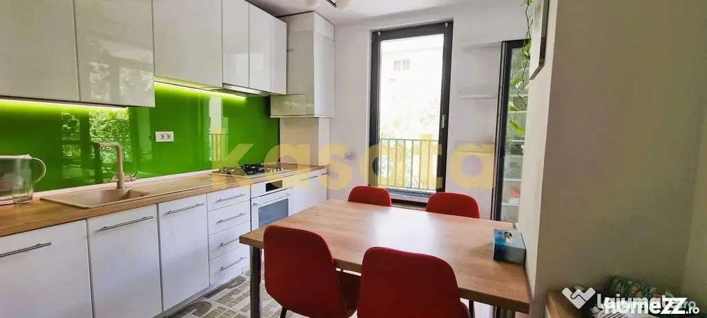 Apartament spațios cu 4 camere de închiriat în zona Av...