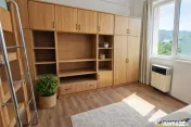 Garsoniera luminoasa cu bucatarie utilata si baie cu cada 