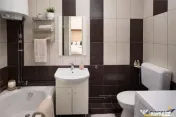 Garsoniera luminoasa cu bucatarie utilata si baie cu cada 