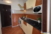 Garsoniera luminoasa cu bucatarie utilata si baie cu cada 