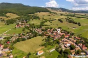 FILM!Doua case traditionale,pe domeniu cu peste 5.000mp tere 