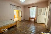FILM!Doua case traditionale,pe domeniu cu peste 5.000mp tere 