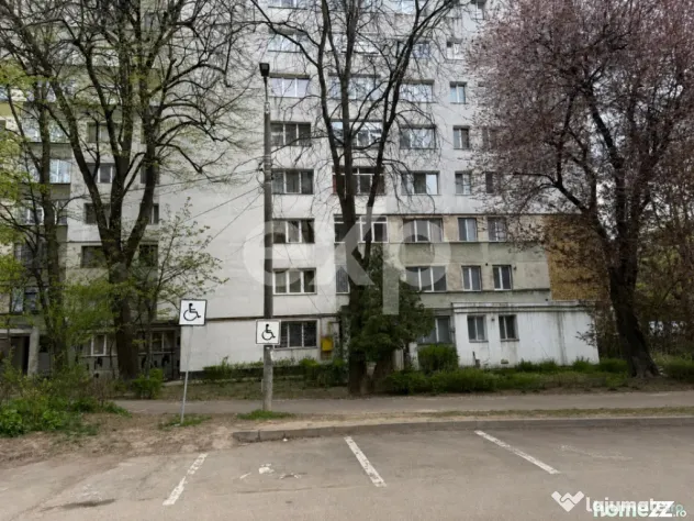 Apartament cu 3 camere decomandat de vânzare, etaj 1-Zona C