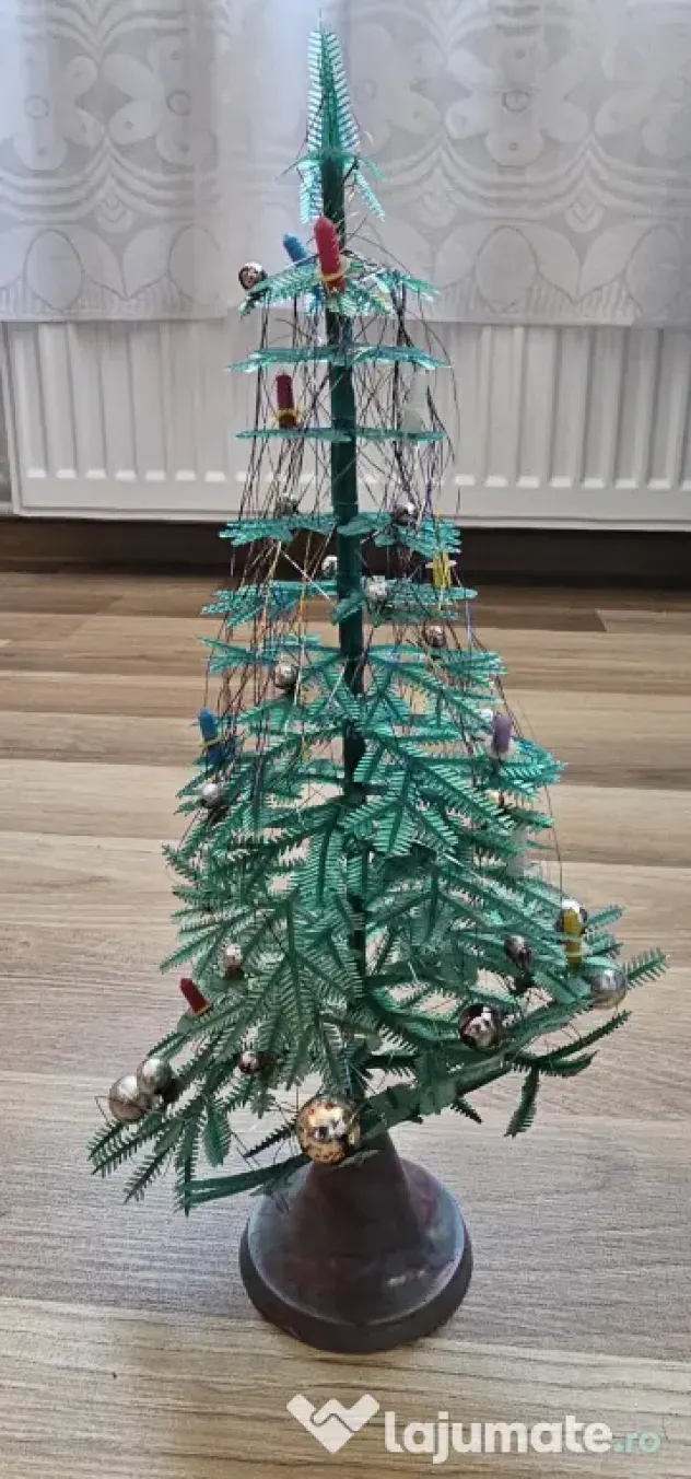 Bradut artificial ornamental foarte frumos.Este nou.