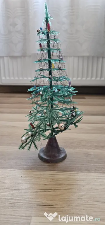 Bradut artificial ornamental foarte frumos.Este nou.