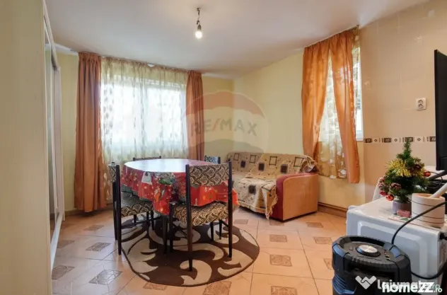 Casă / Vilă cu 6 camere de vânzare în zona Bartolomeu