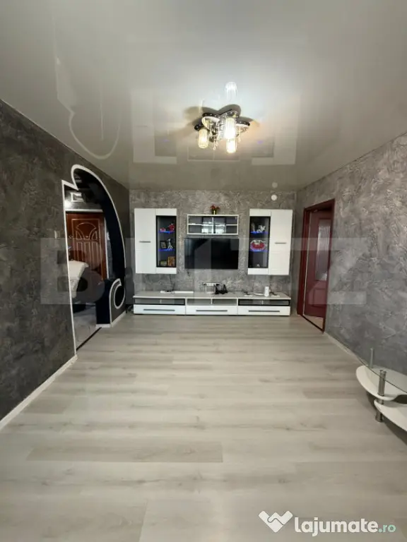 Apartament 3 camere, semidecomandat, 59 mp, stradal, zona Mi