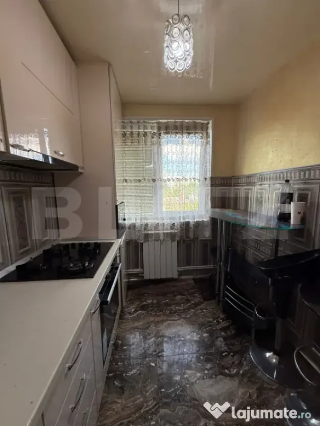Apartament 3 camere, semidecomandat, 59 mp, stradal, zona Mi