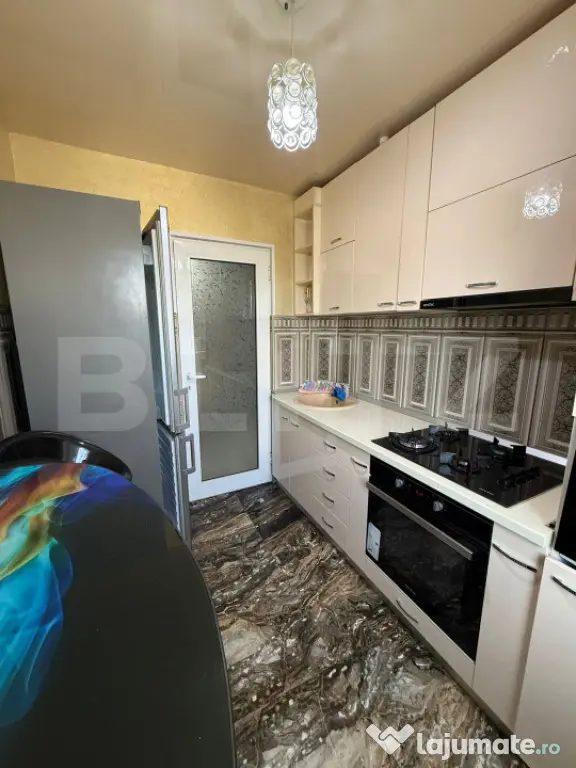 Apartament 3 camere, semidecomandat, 59 mp, stradal, zona Mi
