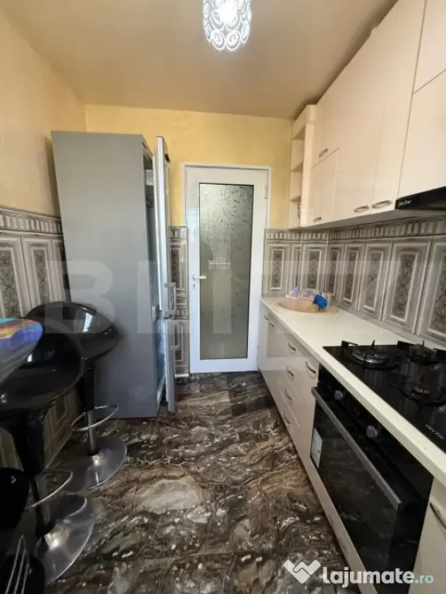 Apartament 3 camere, semidecomandat, 59 mp, stradal, zona Mi