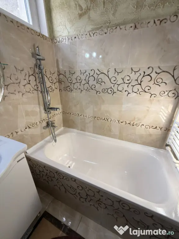 Apartament 3 camere, semidecomandat, 59 mp, stradal, zona Mi