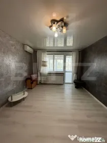 Apartament 3 camere, semidecomandat, 59 mp, stradal, zona Mi