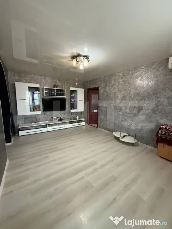 Apartament 3 camere, semidecomandat, 59 mp, stradal, zona Mi