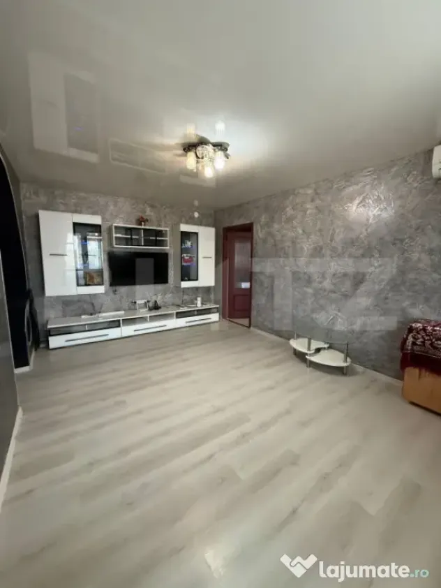 Apartament 3 camere, semidecomandat, 59 mp, stradal, zona Mi