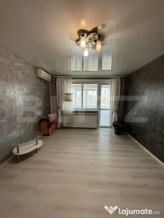 Apartament 3 camere, semidecomandat, 59 mp, stradal, zona Mi