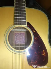 Chitară acustică 
