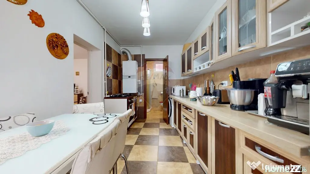 Casă de vânzare în Hărman – 1004 mp teren – Desch...
