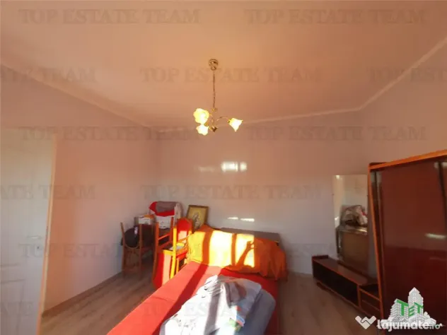 Colt de rai la tara doua case renovate cu baie, livada si vi
