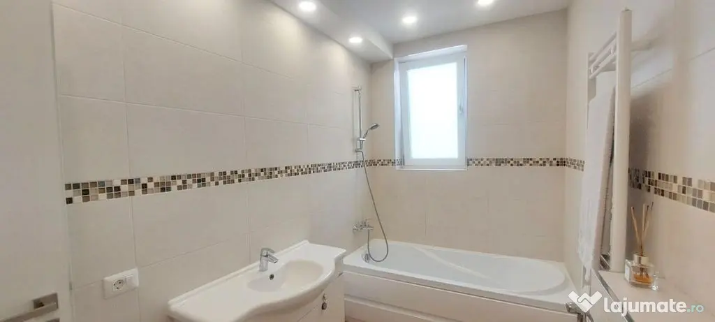 De vânzare casă premium tip duplex, vedere spre Lacul B...
