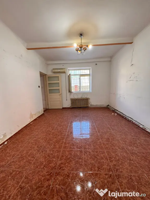 Apartament 4 camere de vânzare, în zona Piața Ovidiu, Con