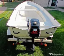 Barcă din fibră cu motor și peridoc