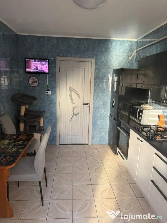 - Apartament 3 camere confort 1 decomandat, zona Progresu, e