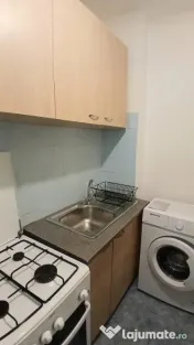 Dristor parter cu balcon la metrou 