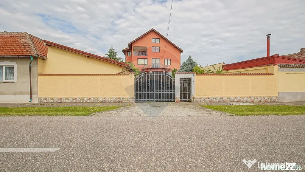 VILA SANNE – 10 camere, teren 1300 mp, Hălchiu