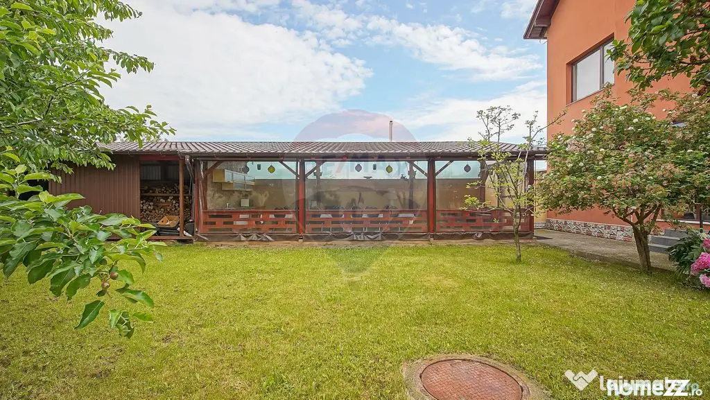 VILA SANNE – 10 camere, teren 1300 mp, Hălchiu