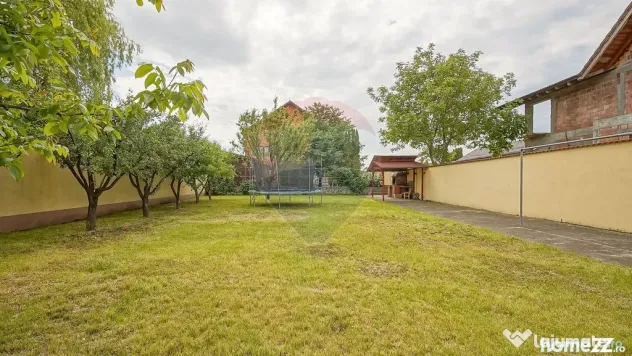 VILA SANNE – 10 camere, teren 1300 mp, Hălchiu