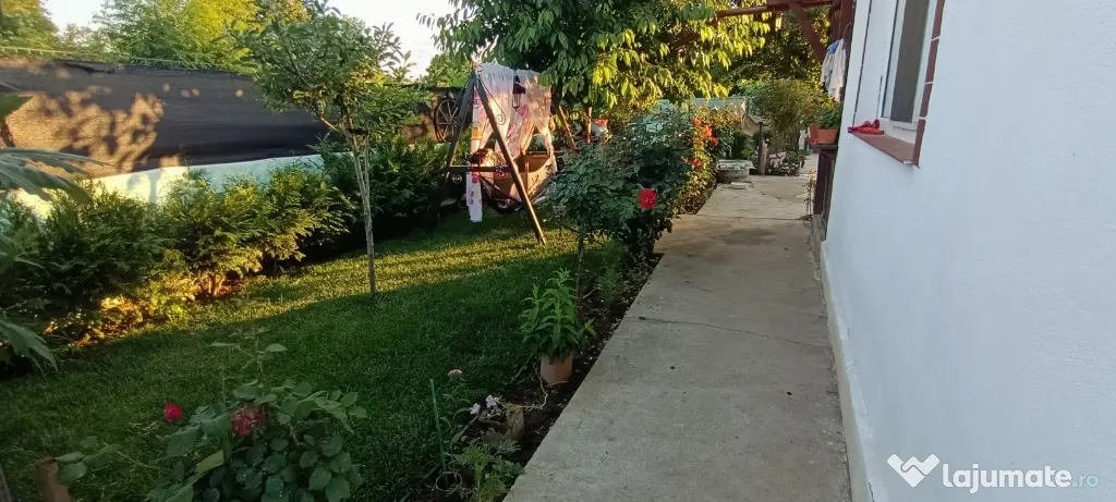 Vând casă cu teren în zona Titu