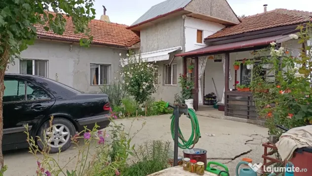 Vând casă cu teren în zona Titu