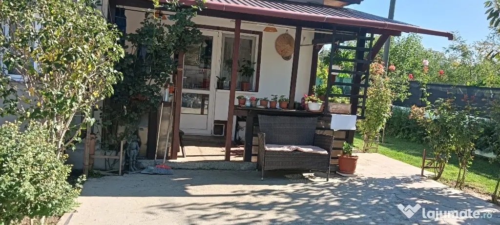 Vând casă cu teren în zona Titu