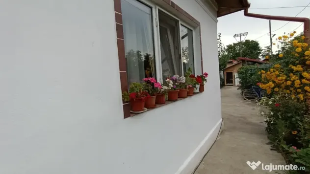 Vând casă cu teren în zona Titu
