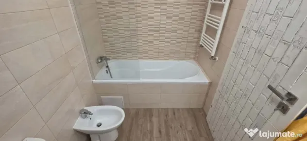 Apartament 3 camere de închiriat/Parcare inclusă, str. Oneștilor