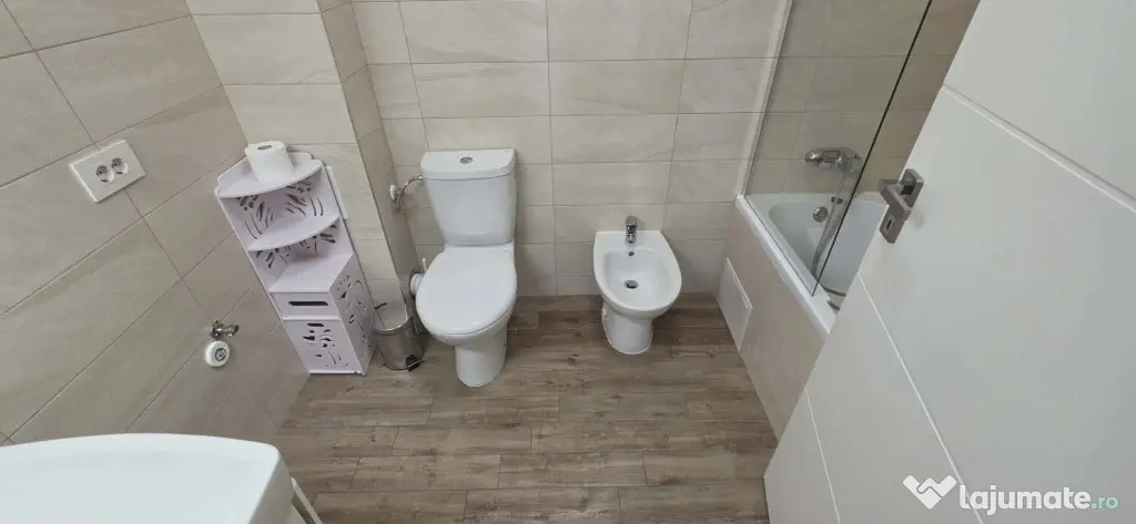 Apartament 3 camere de închiriat/Parcare inclusă, str. Oneștilor