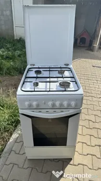 Aragaz Indesit (4 ochiuri + cuptor) – Stare bună, perfect funcțional