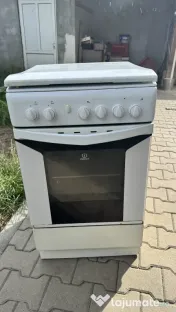 Aragaz Indesit (4 ochiuri + cuptor) – Stare bună, perfect funcțional 
