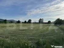 1600 mp de teren intravilan, situat într-o zonă liniștit?