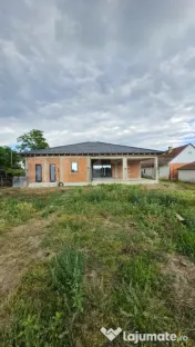 Individuală la roșu, un singur nivel, 5 camere | teren gen 