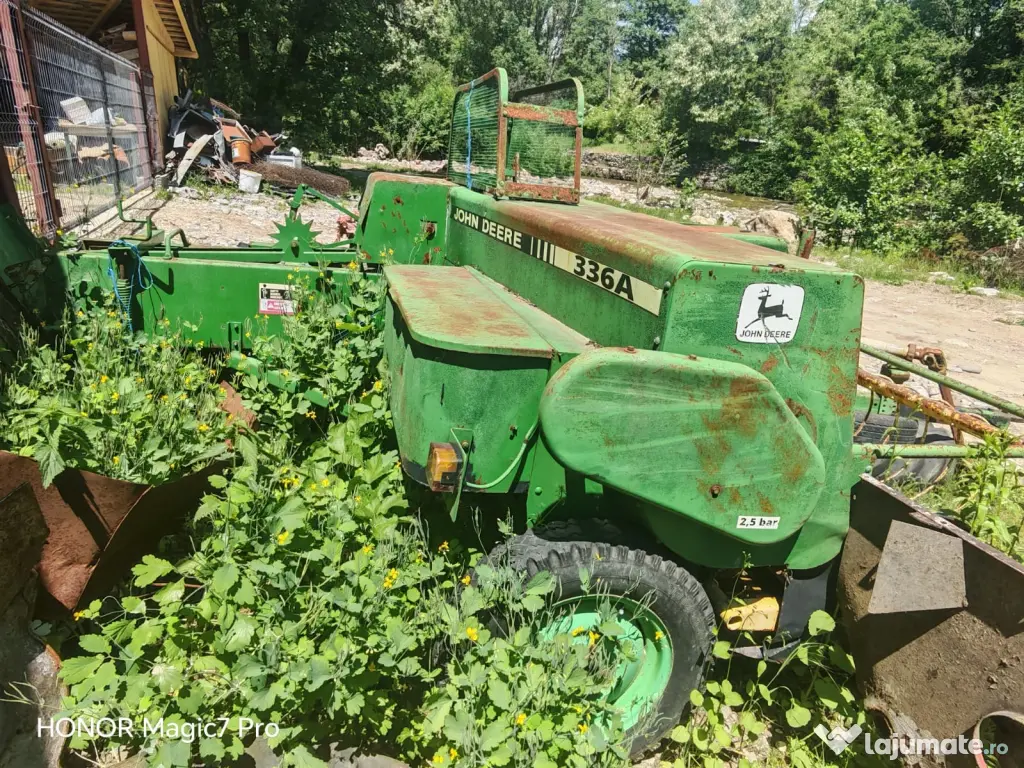 Vând balotiera John Deere 336A