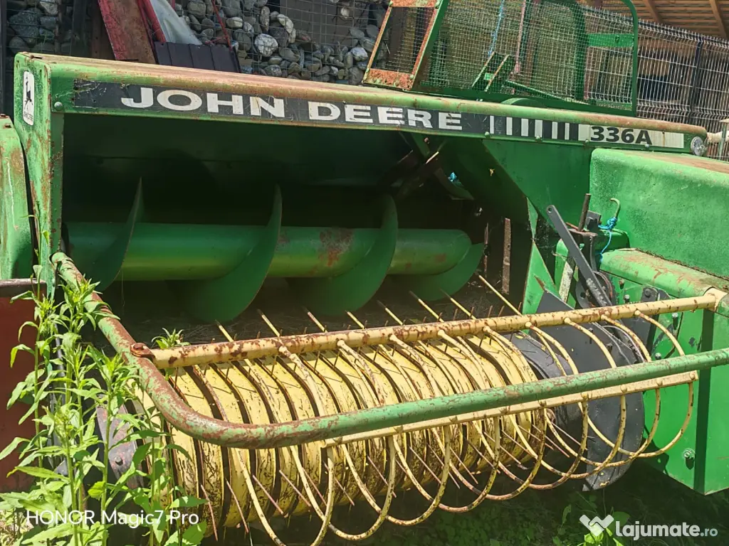 Vând balotiera John Deere 336A