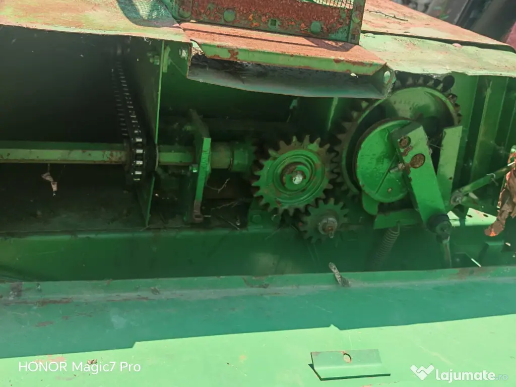 Vând balotiera John Deere 336A