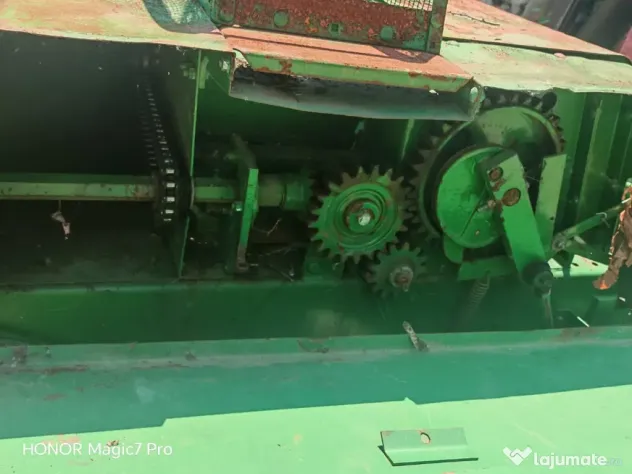 Vând balotiera John Deere 336A