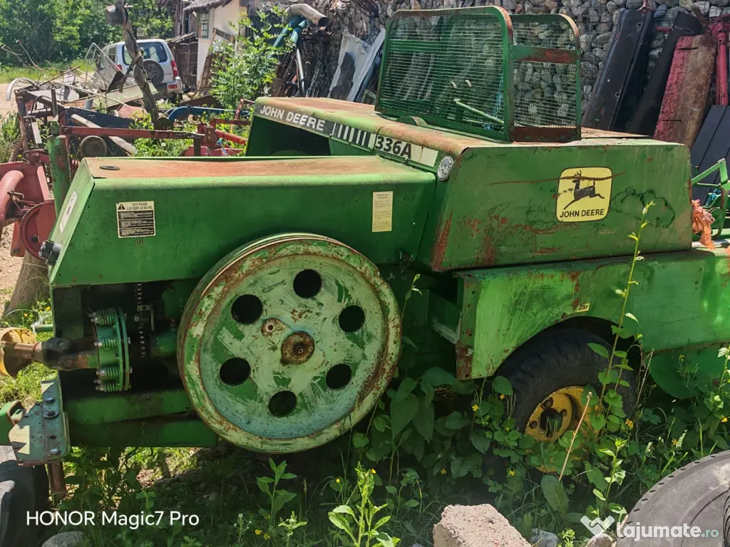 Vând balotiera John Deere 336A